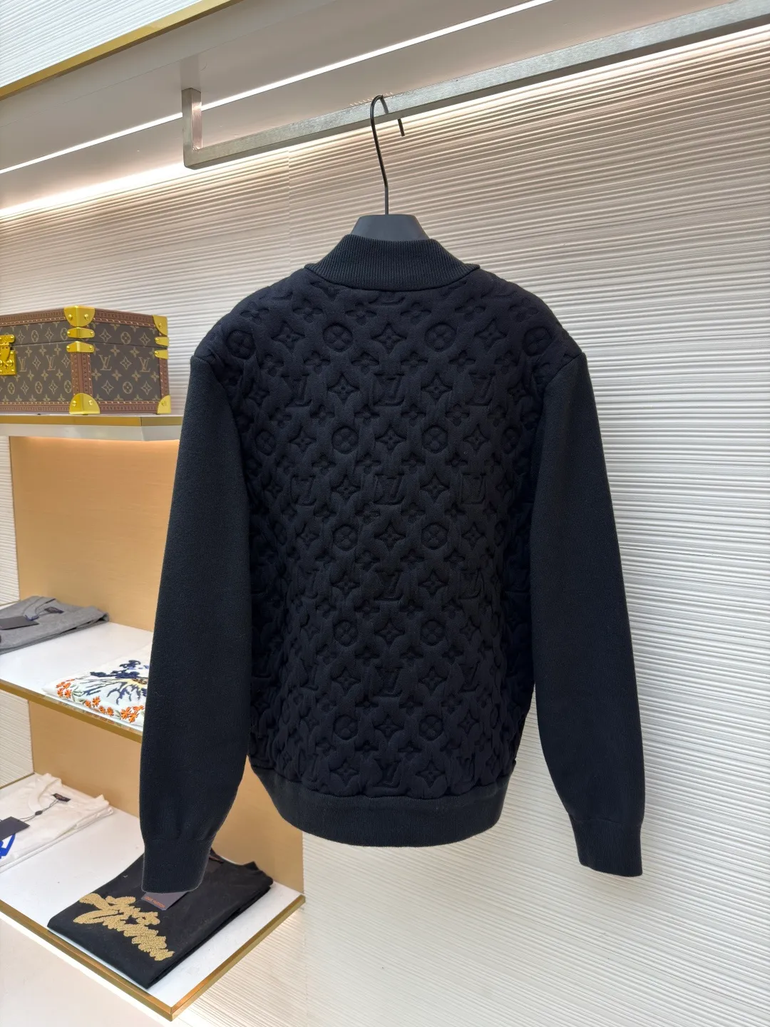 LOUIS VUITTON padded wool bomber jacket ●Original version: 25100 purchase and development ●Item number: 1681567-C10 ●Fabric: wool interwoven three-dimensional jacquard fabric ●Technology: embossed production ●Color: black ●Version: fitted version ●Weight: about 1340 grams ●Size: S-M-L-XL ●Description: Custom-woven wool interwoven three-dimensional jacquard fabric, soft as clouds, thick and solid Every inch of fiber contains a heavy warmth. The classic black tone exudes an innate sense of luxury. Full-width Monogram quilting is used to reconstruct the texture of the body. Each diamond grid reshapes the flat totem on the canvas into a relief building of the body. Textures of different shades are raised like reliefs. The neat frame supported by the texture. Quilted padding reconstructs the temperature philosophy of the bomber jacket. Let the iconic symbol become a walking art, molding three-dimensional Monogram embossing process Permanently shape the relief outline. Prioritize the customization of metal molds and precision lamination technology to permanently shape the Monogram pattern with an embossed three-dimensional texture. Form a three-dimensional texture with both visual concave and convex feeling and tactile relief feeling, using a laser projection positioning system. The split mold modules are accurately aligned on the fabric according to the Monogram arrangement rules to ensure that the full-width pattern is continuous and without misalignment. Multi-layer composite lining uses precise composite adhesive lining + elastic sponge + isolation film. Three layers of functional materials form the structural support of the fabric, lining and lining. To ensure that the Monogram pattern can be three-dimensionally raised and permanently shaped during molding, the shape is fixed, and the washing water of the garment is softened and deodorized. The clothes are deeply cleaned and deodorized through professional washing equipment and specific detergents to improve the feel and appearance of the clothes. The overall wiring is straight and delicate, the fabric is comfortable and soft, and the color is consistent without color difference. It can be matched with the same style to create a fashionable look and control various occasions. Customized accessories, complete with three standards, same style for men and women!